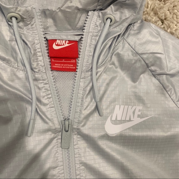 NIKE WINDBREAKER. WOMENS. SIZE SMALL. WORN ONCE!!! - Picture 4 of 7